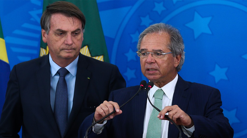 Bolsonaro coloca Laura para responder jornalistas e brinca sobre  candidatura da filha