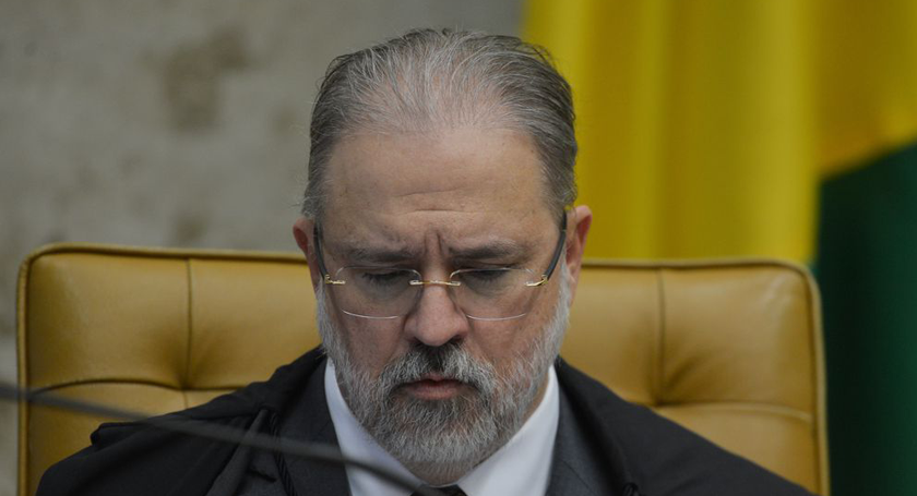 Brasileiros não 'passam pano' e invadem perfil de juiz da partida